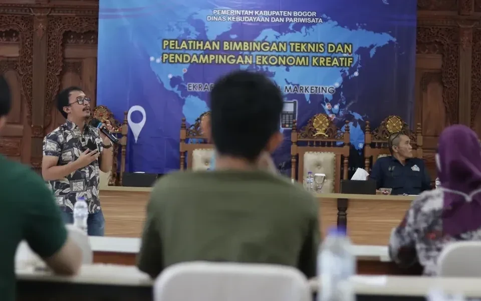 Ibrahim Anwar speaking at Bimtek Ekraf, Dinas Kebudayaan dan Pariwisata Kabupaten Bogor, 2021